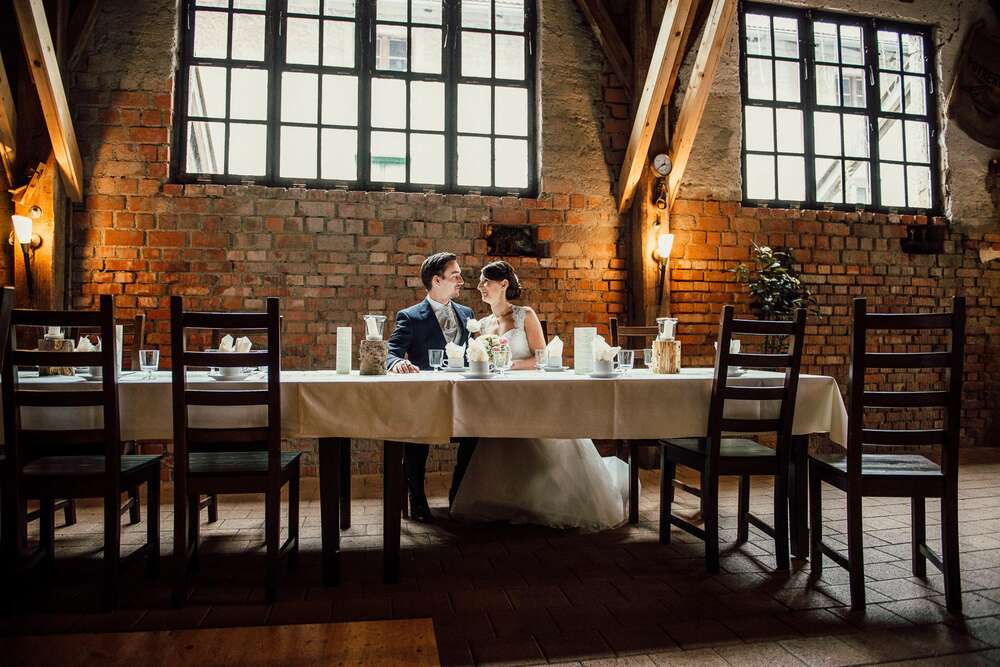 Brautpaar-Portrait im Eventstadl zur alten Säge in Moosach (Wolfgang Burkart Fotografie)