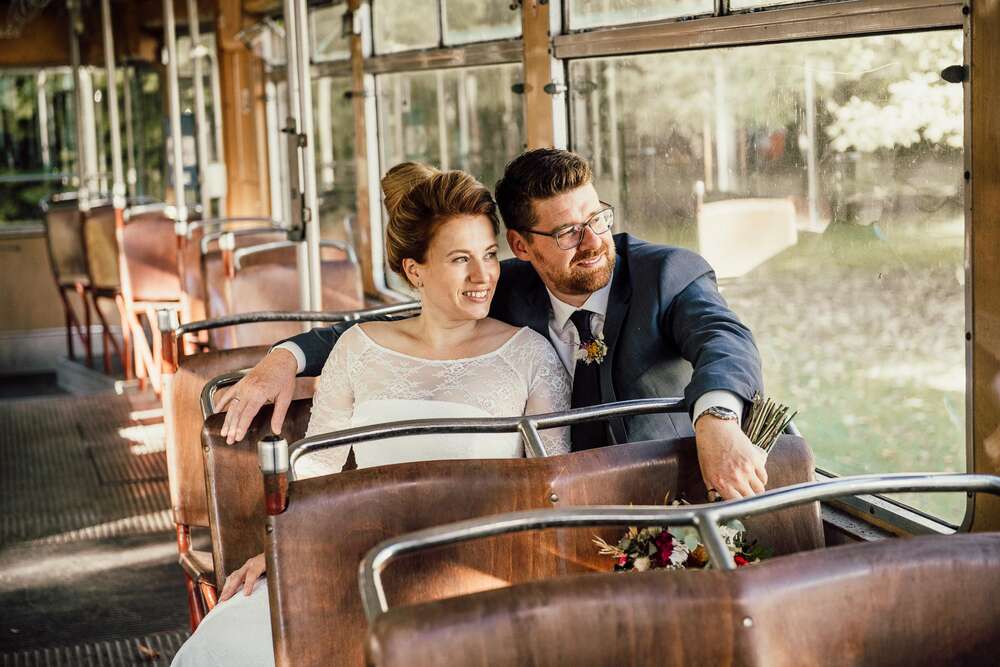 Hochzeits-Portrait in der Strassenbahn (Wolfgang Burkart Fotografie)