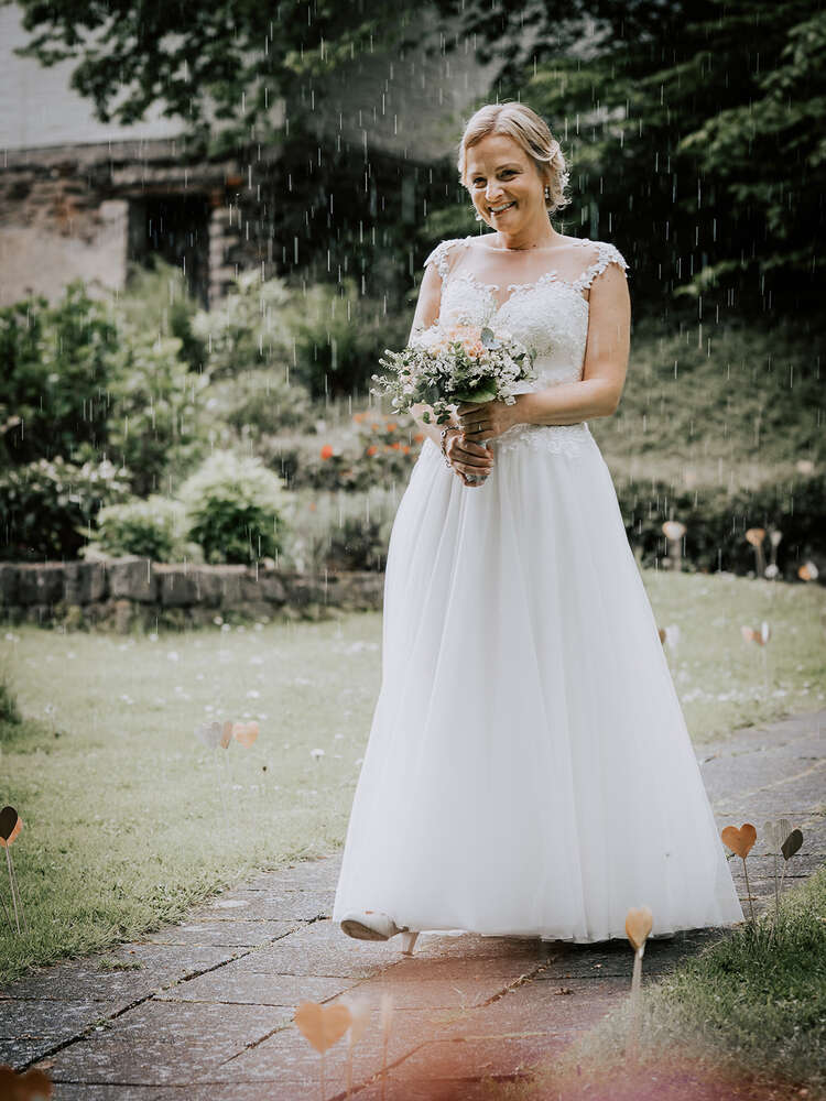 Braut im Regen (Chadysign)